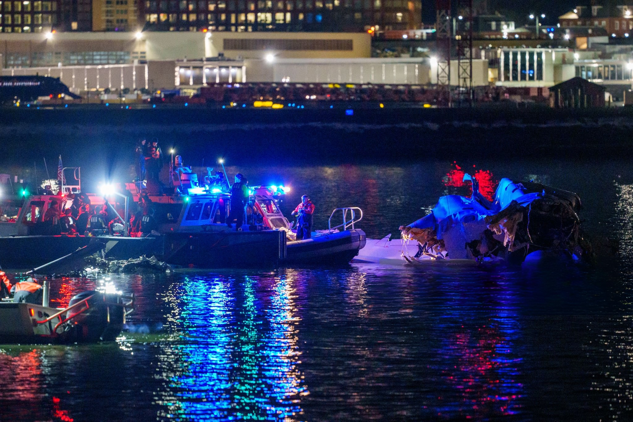 [Video] Passenger jet collides with army helicopter near Reagan Airport prompting rescue efforts