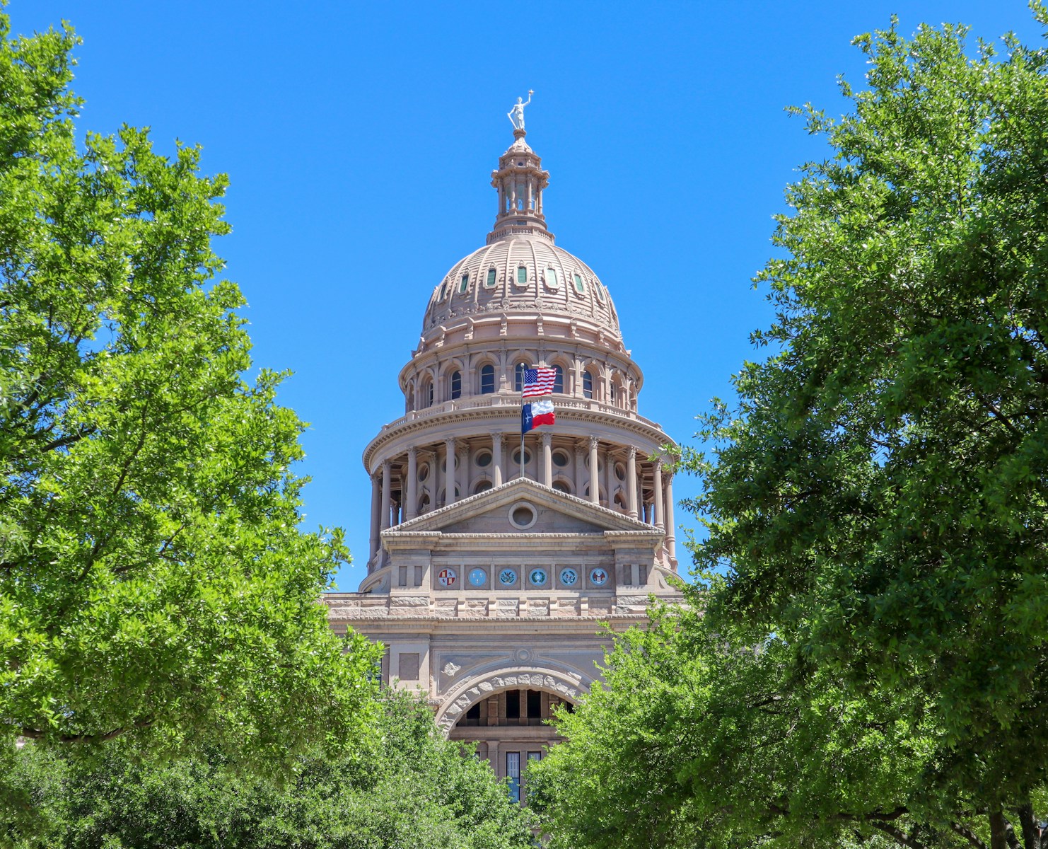 Texas bill aims to safeguard right of school employees to pray and express faith